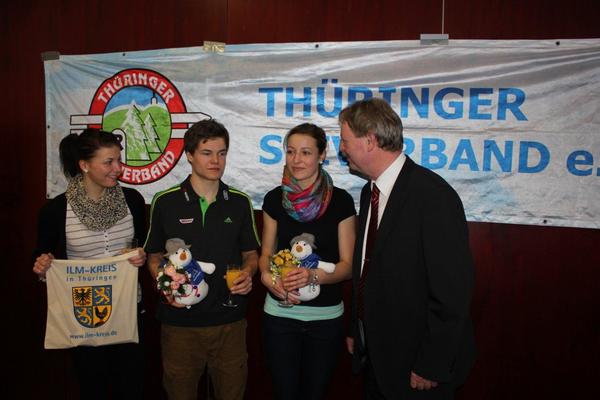 v.l.n.r. gestern wurden die Biathleten Marie Heinrich, Philipp Horn und Luise Kummer von Landrat Benno Kaufhold aus dem Trainingslager verabschiedet.