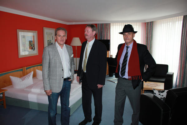Peter Ehrlicher f&uuml;hrt seine G&auml;ste Landrat Benno Kaufhold und Ilmenaus Oberb&uuml;rgermeister Gerd-Michael Seeber durch die Hotelzimmer.