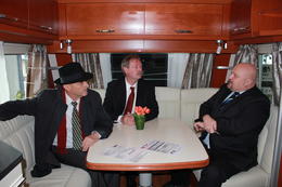 Gesch&auml;ftsf&uuml;hrer Klaus H&ouml;rcher (rechts) im Gespr&auml;ch mit Landrat Benno Kaufhold und Oberb&uuml;rgermeister Gerd-Michael Seeber.