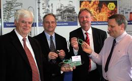 (v.l.) Gesch&auml;ftsf&uuml;hrer Dr. Klaus Irrgang, Gesch&auml;ftsf&uuml;hrer Hartmut K&auml;mpf, Landrat Dr. Benno Kaufhold und Produktionsleiter Andreas Heinz.