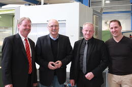 v.l. Landrat Benno Kaufhold, Gesch&auml;ftsf&uuml;hrer Bernd Heller, Knut Vettrich und Prokurist Alexander Heller in der Heller Maschinen GmbH