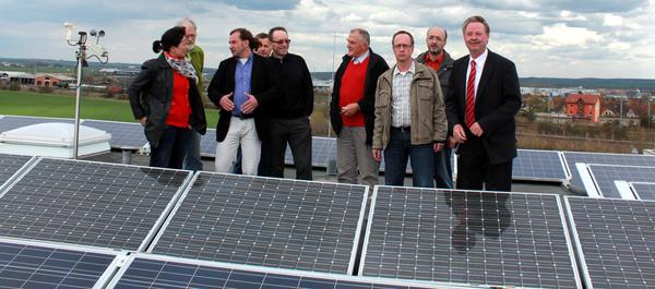 Landrat Benno Kaufhold (rechts) mit Vertretern des B&uuml;rgerkraftwerkes, unter ihnen auch Initiator Michael Welz (3.v.l.) und Andre Sch&auml;fer, Leiter des Nachhaltigkeitszentrums (3.v.r.).