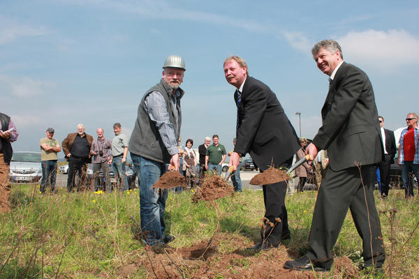 Gesch&auml;ftsf&uuml;hrer Uwe Herrmann, Landrat Benno Kaufhold und B&uuml;rgermeister G&uuml;nther Irrgang (v.l.) setzten den ersten Spatenstich f&uuml;r den Bau der neuen Geb&auml;ude der Saveway Isolierstoffe GmbH