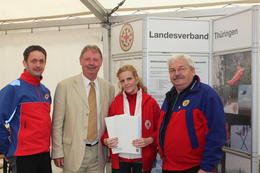 Landrat Dr. Benno Kaufhold &uuml;bergab der Berg- und Wasserwacht des DRK KV Arnstadt e. V. zwei F&ouml;rdermittelbescheide in H&ouml;he von insgesamt 15.000 Euro.