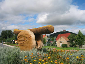 Bild vergrößern: Riesenbratwurst mit Blick auf Wachsenburg