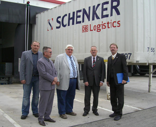 Landrat Dr. Benno Kaufhold gemeinsam mit Horst H&ouml;hne beim Besuch des Logistikdienstleisters Schenker