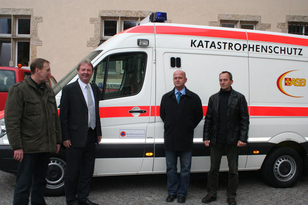 LR und Amtsleiter des Amtes f&uuml;r Brand- und Katastrophenschutz Heiko He&szlig; &uuml;bergeben das Fahrzeug