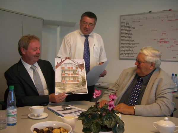 Dr. Kaufhold (links) & H. H&ouml;hne (rechts) bei der Vorstellung von Referenzobjekten durch W. Gratias