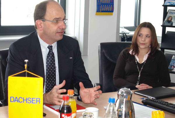 Gastgeber Markus Feneberg und Bettina K&auml;rst w&auml;hrend der Unternehmenspr&auml;sentation