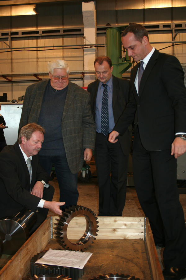 LR B. Kaufhold (links) mit H. H&ouml;hne, M. Lehwald und Gesch&auml;ftsf&uuml;hrer N. Fabig in der Fertigung