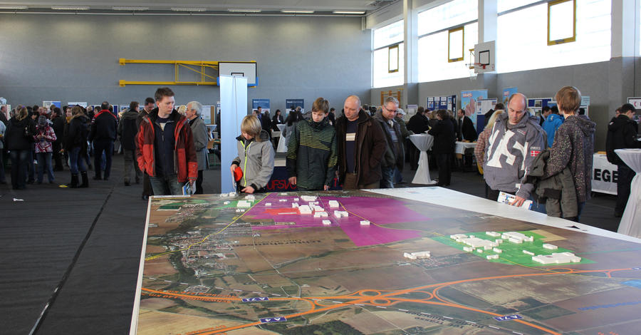 Besucher am 3D-Modell
