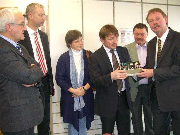 B. Kaufhold mit T. J&auml;cklein, M. Jacob & K. Bussemer bei der Erl&auml;uterung eines Batterieladeger&auml;tes
