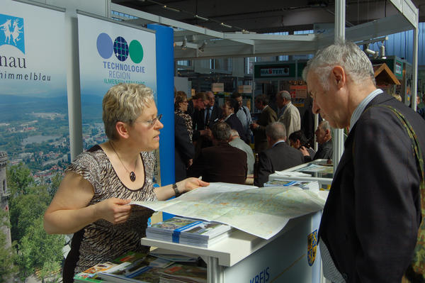 Petra Beyer im Gespr&auml;ch mit einem Besucher am Ilm-Kreis-Stand