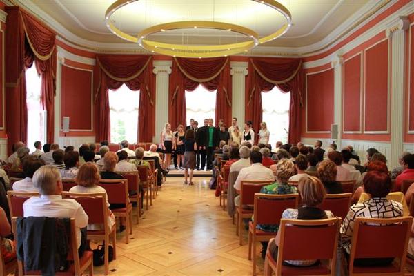 Musikal. umrahmt wurde die Verabschiedungsfeier im Arnst. Rathaussaal vom Chor des Arnst&auml;dter Gymn.