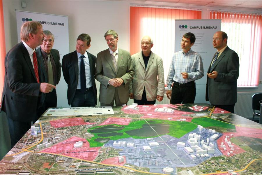 Vertreter der Wirtschaftsregion Erfurter Kreuz pr&auml;sentieren das Modell "Campus Ilmenau"