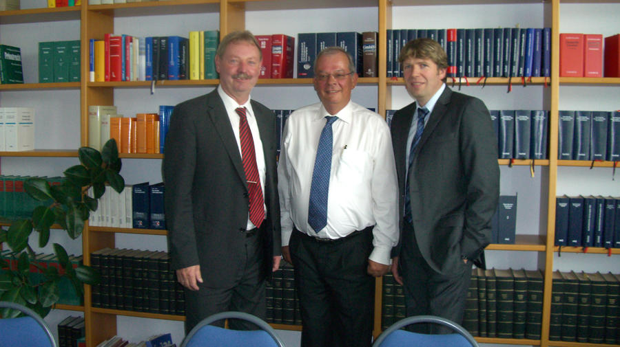 Diplom-Betriebswirt H. Buch (mitte) und Diplom-Finanzwirt (FH) A. St&auml;dtler mit dem Landrat (links)