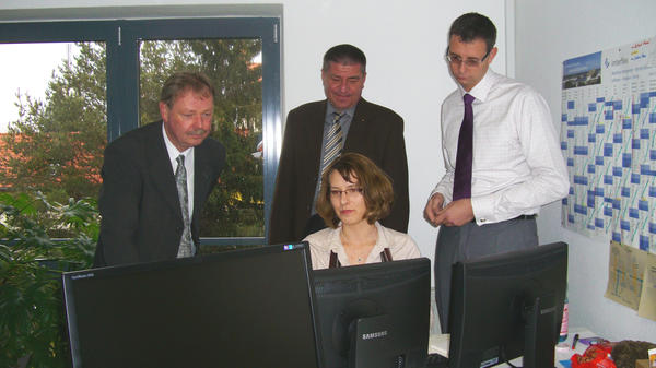 Manuela Br&uuml;ckner erl&auml;utert dem Landrat ihre Arbeit als Leiterin der Softwarequalit&auml;tssicherung