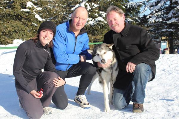 Dabei traf er auch Karolin und Walter Elle aus Frauenwald, die mit ihrem Husky schon viele Jahre am Schlittenhunderennen teilnehmen