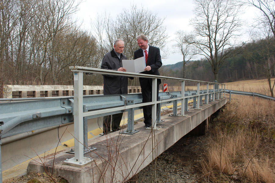 Stra&szlig;enbauamtsleiter Bernd Hoffmann und Landrat Benno Kaufhold nach der Vertragsunterzeichnung auf einer Br&uuml;cke im Jonastal