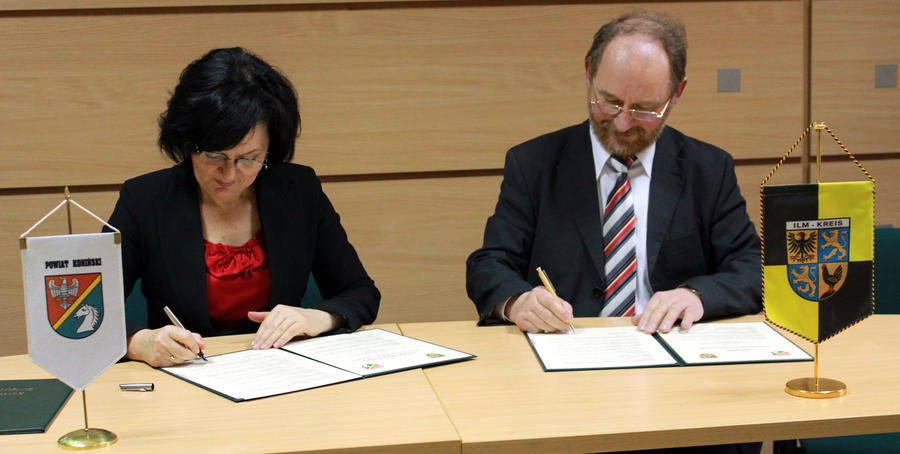 Malgorzata Waszak, Landr&auml;tin des Kreises Konin, und Rainer Zobel, Vizelandrat des Ilm-Kreises, unterzeichnen die Partnerschaftsvereinbarung f&uuml;r das Jahr 2012