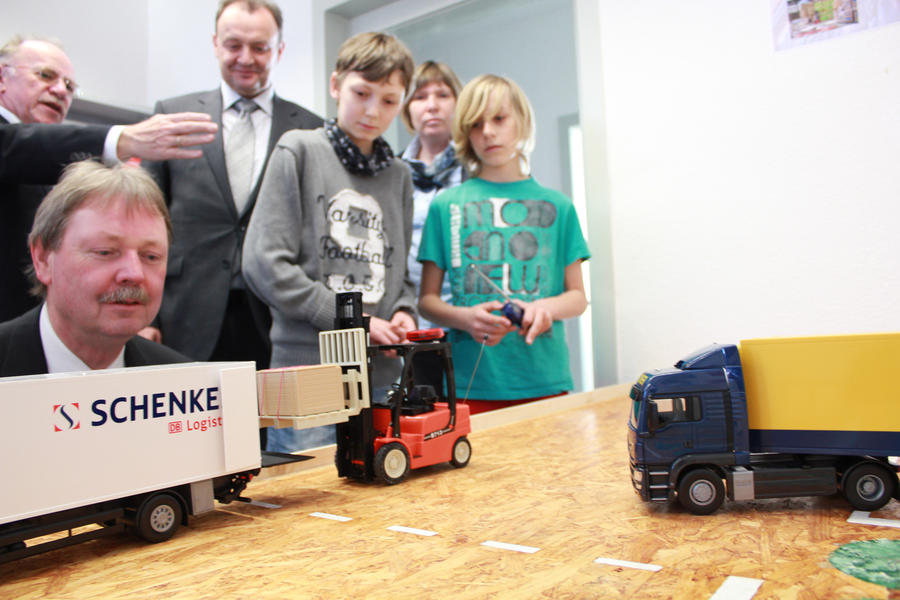 (v. r.) Lucas B&ouml;hme und Bastian Schr&ouml;pfer von der Regelschule Stadtilm lernen im Fachkabinett Lager und Logistik unter anderem worauf es beim Verladen von Paletten ankommt.