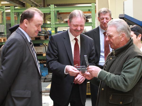 Firmenchef Peter Schulz im Gespr&auml;ch mit Landrat Benno Kaufhold und Jobcenter-Gesch&auml;ftsf&uuml;hrer Mario Lehwald
