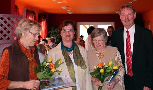 Karla Hofmann (2.v.l.) leitet den Verband seit zehn Jahren und freute sich gemeinsam mit Helga Gerngro&szlig; aus Martinroda (1.v.l.) und Marie Lindemann (3.v.l.) aus Ilmenau &uuml;ber den Besuch des Landrates.