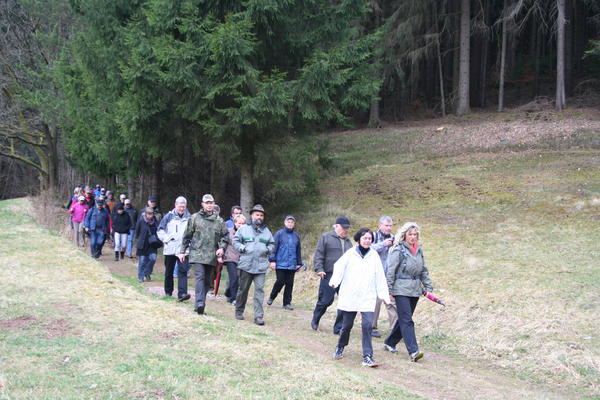 Etwa 100 Wanderer trafen sich zur Estbewanderung des Th&uuml;ringer Klimaweges