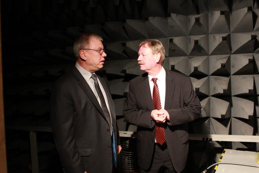 Gesch&auml;ftsf&uuml;hrer Ralph Mikolaschek mit Landrat Benno Kaufhold im Mess-Labor der CE-LAB GmbH (Firmengruppe der CE-SYS GmbH Ilmenau)