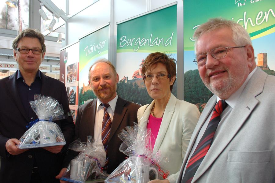 Vizelandrat Rainer Zobel &uuml;berreichte gemeinsam mit Wachenburg-B&uuml;meister Hans Ullrich Pr&auml;sente an die Saarl&auml;ndische Ministerpr&auml;sidentin Annegret Kramp-Karrenbauer und Finanzminister Peter Jacoby (links).