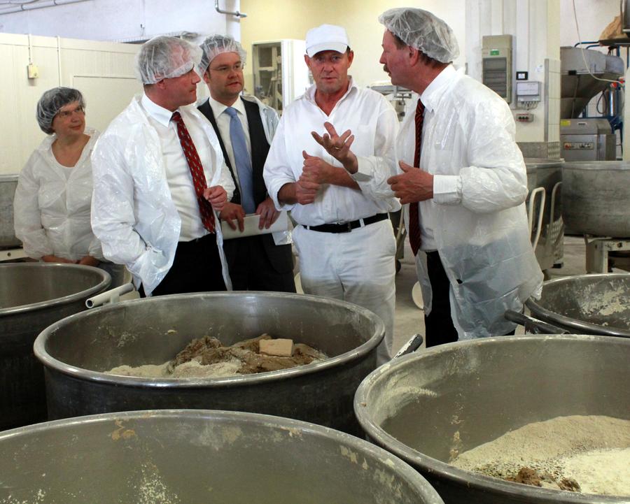 Produktionsleiter Michael May f&uuml;hrte die G&auml;ste durch den Arnst&auml;dter Produktionsstandort - (v.l.) Kerstin Bussemer, Knut Vettrich, Tankred Schipanski, Michael May, Benno Kaufhold.