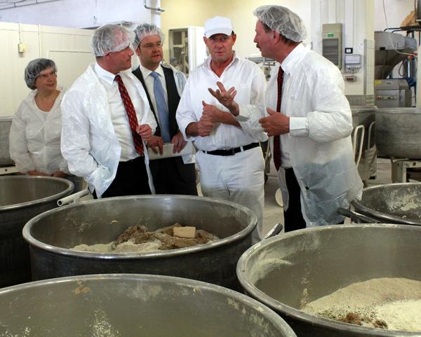 Produktionsleiter Michael May f&uuml;hrte die G&auml;ste durch den Arnst&auml;dter Produktionsstandort - (v.l.) Kerstin Bussemer, Knut Vettrich, Tankred Schipanski, Michael May, Benno Kaufhold.