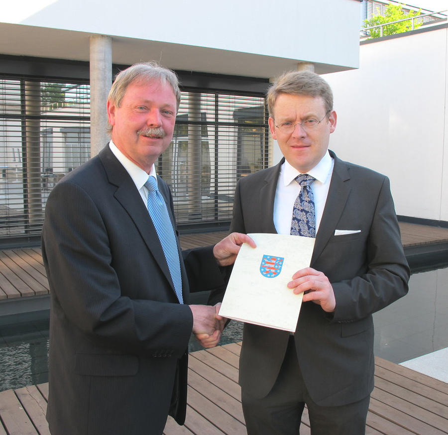 Christian Carius, Minister f&uuml;r Bau, Landesentwicklung und Verkehr &uuml;bergibt Landrat Benno Kaufhold in Erfurt die Investitionspauschale