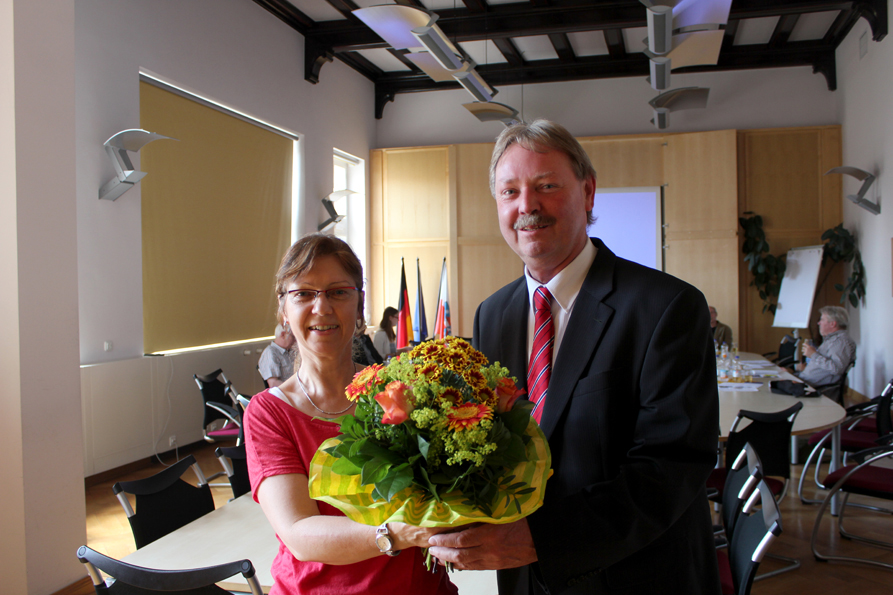 Landrat Dr. Benno Kaufhold &uuml;berreicht der neu berufenen kommunalen Behindertenbeauftragten Frau Ursula G&uuml;nther einen Blumenstrau&szlig;.