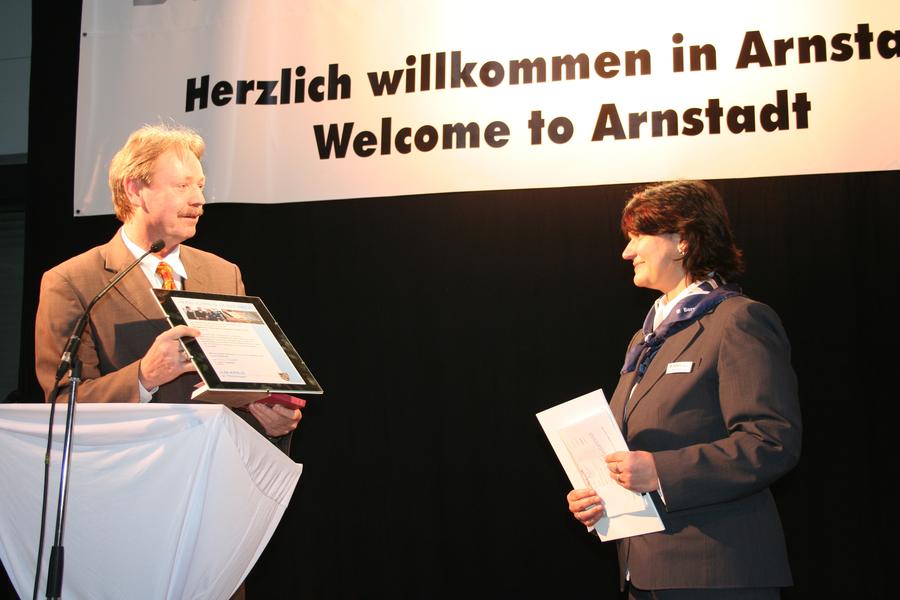 Landrat Dr. B. Kaufhold gratuliert Werkleiterin Dr. Michele Zimmermann zur Er&ouml;ffnung des Neubaus