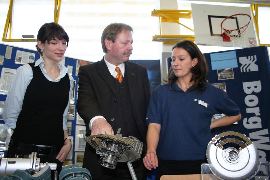 Auch Landrat Dr. B. Kaufhold interessierte sich f&uuml;r die Ausbildungsm&ouml;glichkeiten bei BorgWarner