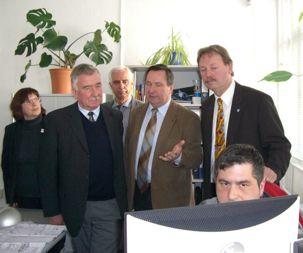 Erl&auml;uterungen durch Hartmut Langenhan, Gesch&auml;ftsf&uuml;hrer CSI (2. v. rechts - stehend) und Ulf Heineman