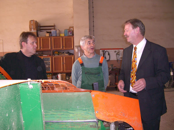 LR B. Kaufhold im Gespr&auml;ch mit Hartmut Hartung (Hartung Kaminholz) und B&uuml;rgermeister Werner Schmidt