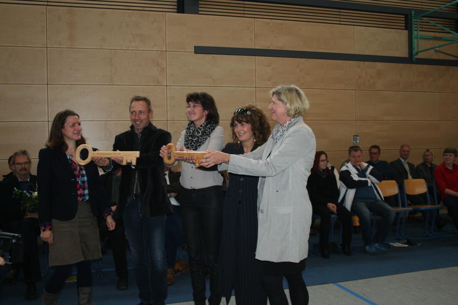 Architektin Viola Breite, Regelschulleiter Heiko M&uuml;ller, Grundschulleiterin Kathrin Lemke, Landr&auml;tin Petra Enders und Architektin Kerstin Schuster bei der symbolischen Schl&uuml;ssel&uuml;bergab der Stolle-Sporthalle
