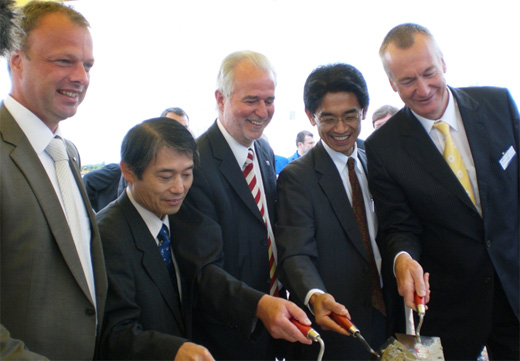 J. Steins, F. Nakamura, J. Reinholz, H. Furukawa & V. Stauch bei der Grundsteinlegung von ICSI