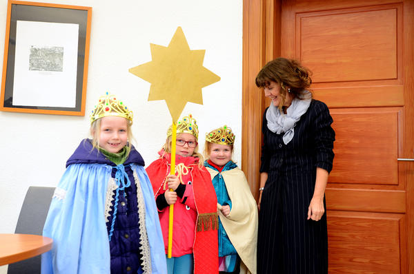 Sternsinger Ilva, Lea und Helene sind bei Landr&auml;tin Petra Enders im B&uuml;ro