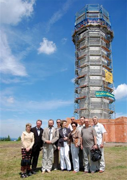 Die polnische Delegation aus Konin und Landrat Dr. B. Kaufhold vor dem Schneekopfturm