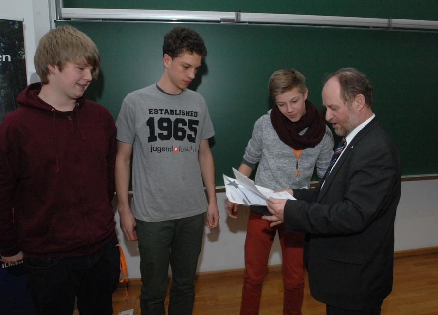 An der TU Ilmenau nahmen Tobias Mende, Niklas Renner und Moritz Pfl&uuml;gner den Sonderpreis der Landr&auml;tin aus den H&auml;nden des stellvertretenden Landrats Rainer Zobel entgegen