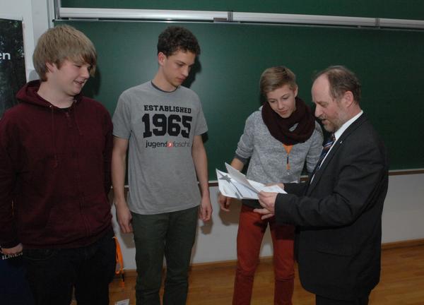 Bild vergr&ouml;&szlig;ern: An der TU Ilmenau nahmen Tobias Mende, Niklas Renner und Moritz Pfl&uuml;gner den Sonderpreis der Landr&auml;tin aus den H&auml;nden des stellvertretenden Landrats Rainer Zobel entgegen