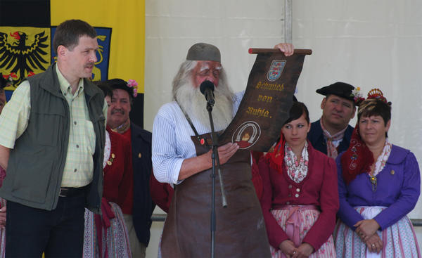 Der Landrat des Wartburgkreises Rainer Krebs und die Folkloregruppe Altruhla mit dem Ruhlaer Schmied