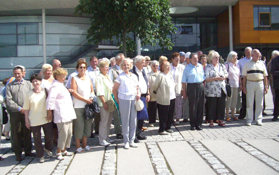 Teilnehmer der Kreisbereisung auf dem G.-Kirchhoff-Platz vor dem Humboldtbau der TU Ilmenau