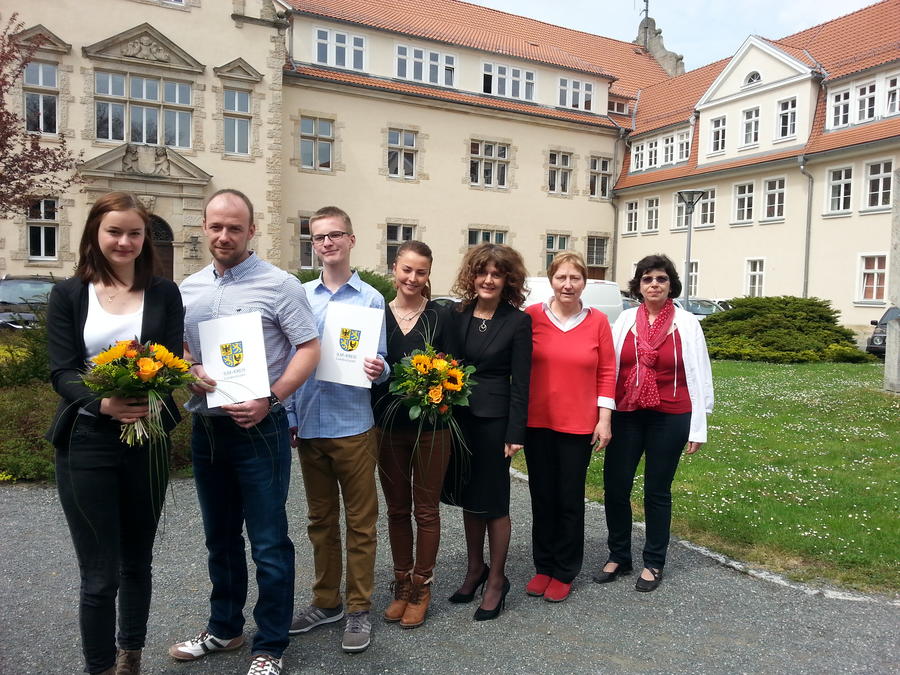 Neue Auszubildenden im Landratsamt (von links nach rechts: M. M&ouml;ller, S. P&uuml;schel, T. Busse, V. Vogel, Landr&auml;tin Petra Enders, F. Schimanke (Leiterin Ausbildung), V. M&uuml;nster (stellv. Leiterin Personalamt)