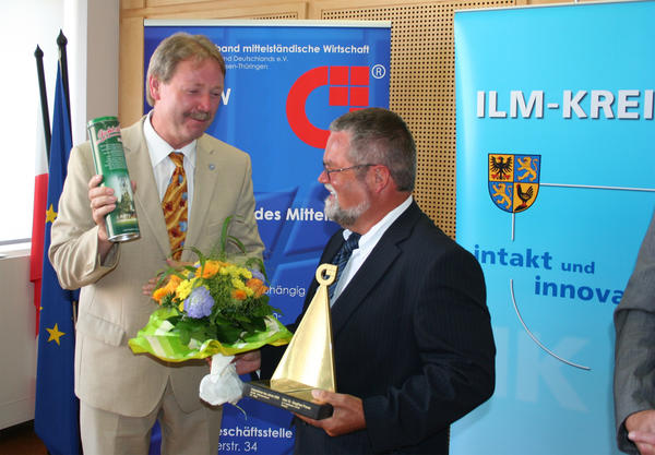 Landrat Dr. Kaufhold gratuliert Dr. Pause zur Auszeichnung Unternehmer des Jahres 2008 im Ilm-Kreis