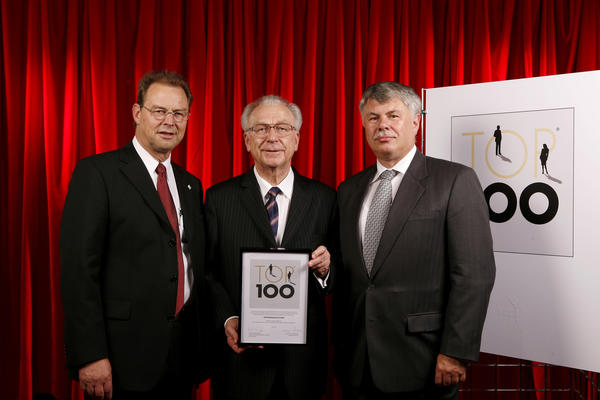 Prof. Dr. J&auml;ger (links) und Dr. Schott (rechts) bei der Auszeichnung durch Lothar Sp&auml;th