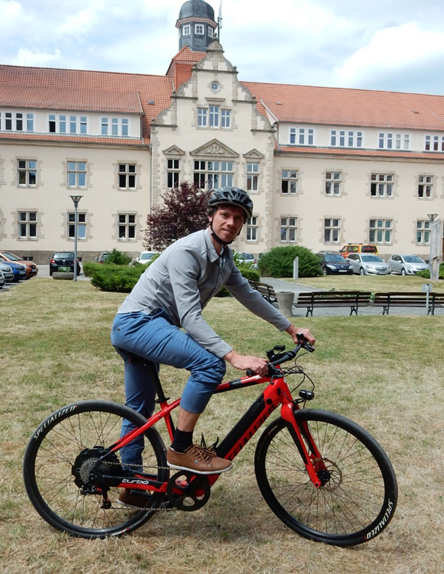 Klimaschutzmanager des Ilm-Kreises, Felix Schmigalle, mit einem Test-Pedelec vor dem Landratsamt in Arnstadt